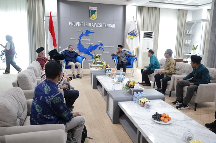 Gubernur Sulawesi Tengah Anwar Hafid berbincang dengan pimpinan UIN Datokarama saat menerima kunjungan terkait persiapan APT 2025.