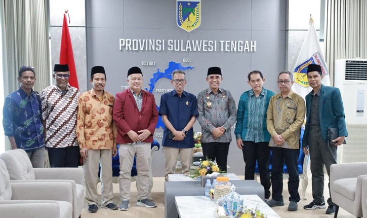 Gubernur Sulawesi Tengah Anwar Hafid berbincang dengan pimpinan UIN Datokarama saat menerima kunjungan terkait persiapan APT 2025.
