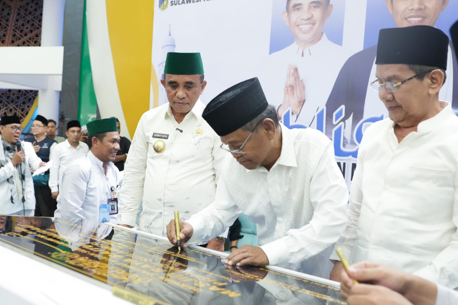Gubernur Anwar Hafid bersama Longki Djanggola, Rusdy Mastura, dan Ustaz Abdul Somad saat peresmian Masjid Raya Baitul Khairaat yang dihadiri ribuan jamaah.