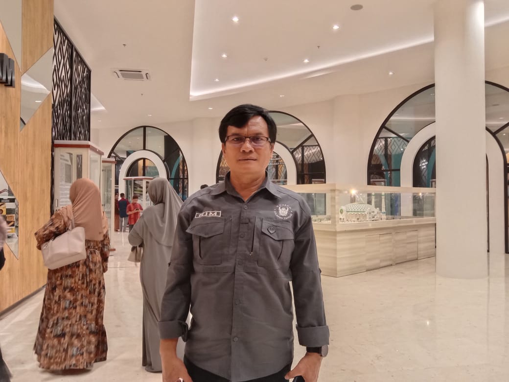 JELASKAN: Kepala UPT Museum dan Taman Budaya Sulawesi Tengah, Rim memberikan penjelasan terkait kehadiran museum di Masjid Baitul Khairaat.
