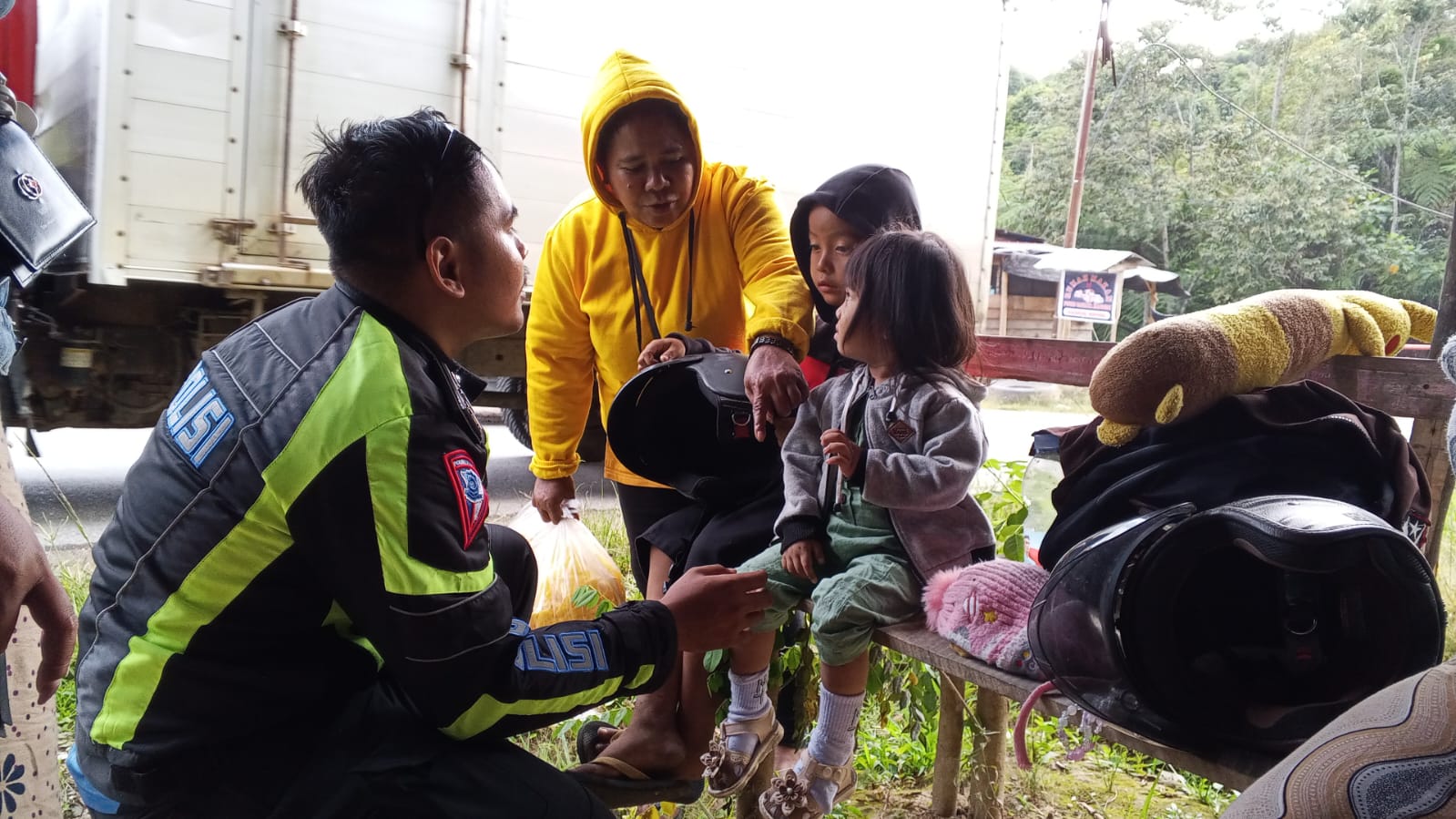 Unit Laka Polres Poso mengamankan dua kendaraan yang terlibat tabrakan di tikungan Desa Kelei, Jalur Trans Sulawesi.
