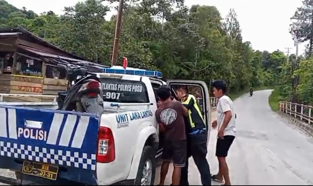 Unit Laka Polres Poso mengamankan dua kendaraan yang terlibat tabrakan di tikungan Desa Kelei, Jalur Trans Sulawesi.