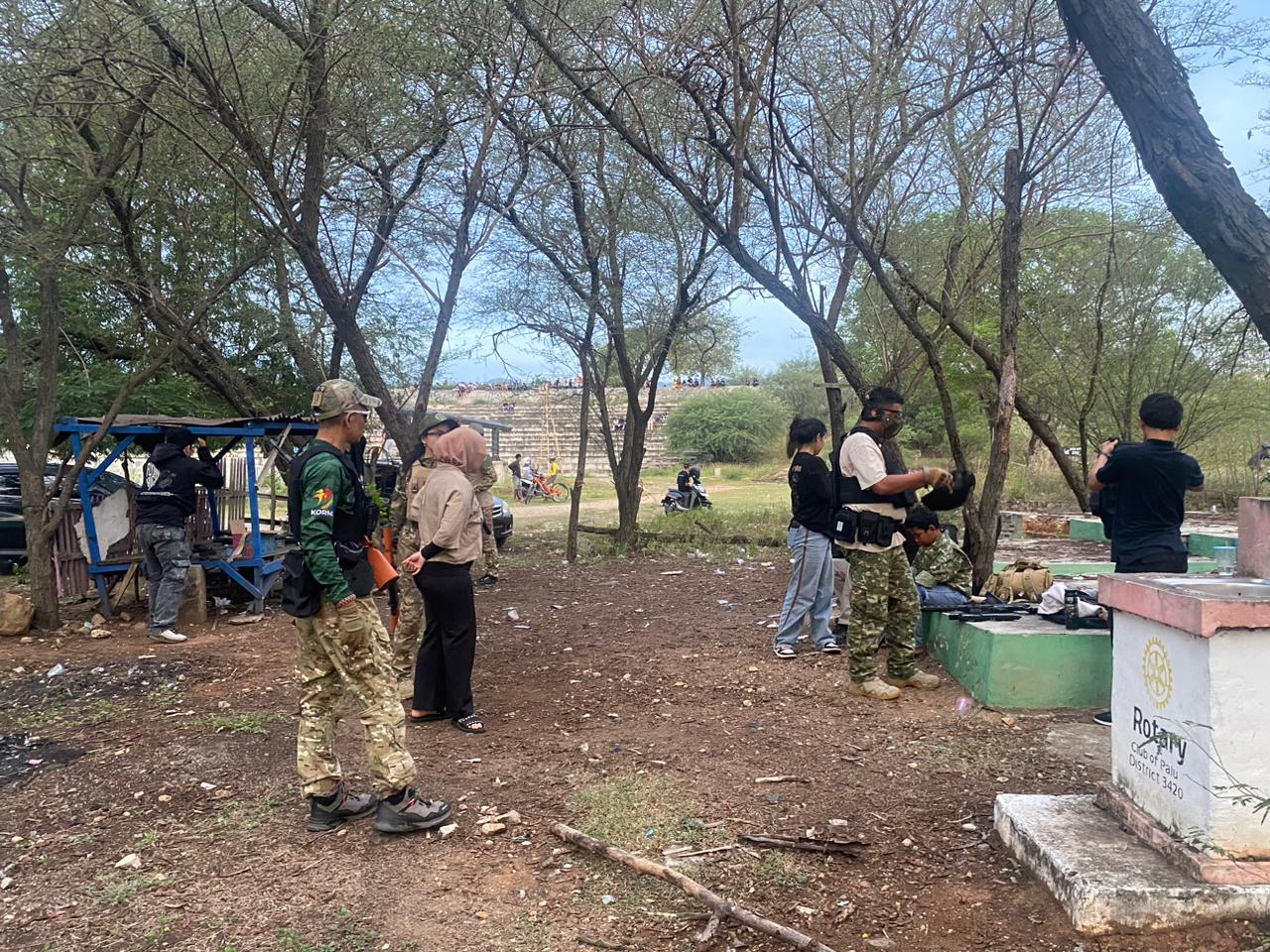 LATIHAN RUTIN: Komunitas ABU Sulteng rutin secara berkala melakukan latihan. Tampak latihan menembak di Hutan Taman Kota pada Minggu (30/11/2025).
