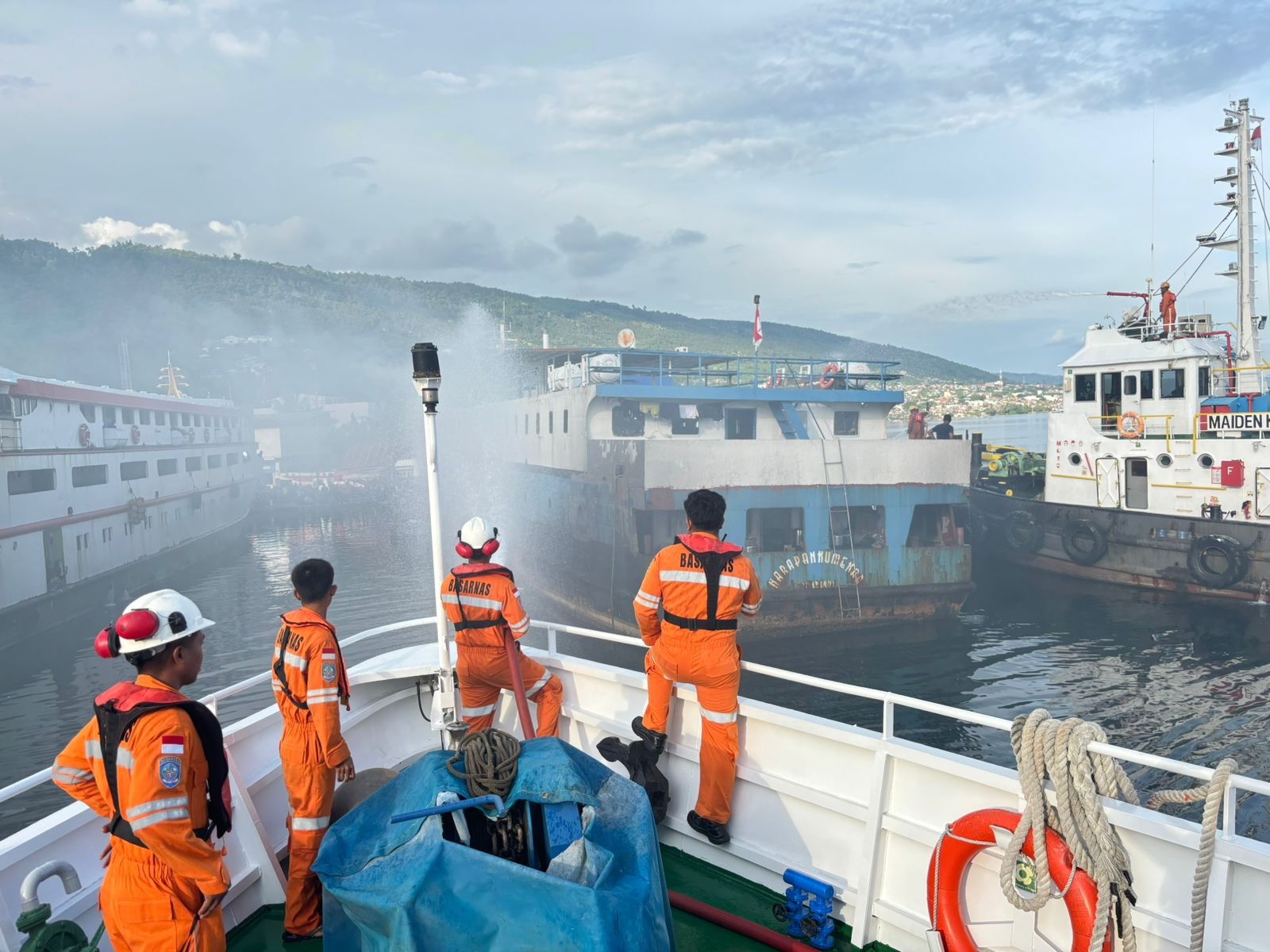TERBAKAR: Tim SAR sedang melakukan upaya pemadaman api di KM Harapanku Makmur terbakar, di Pelabuhan rakyat Luwuk, Kabupaten Banggai, Jumat (5/12/2025).