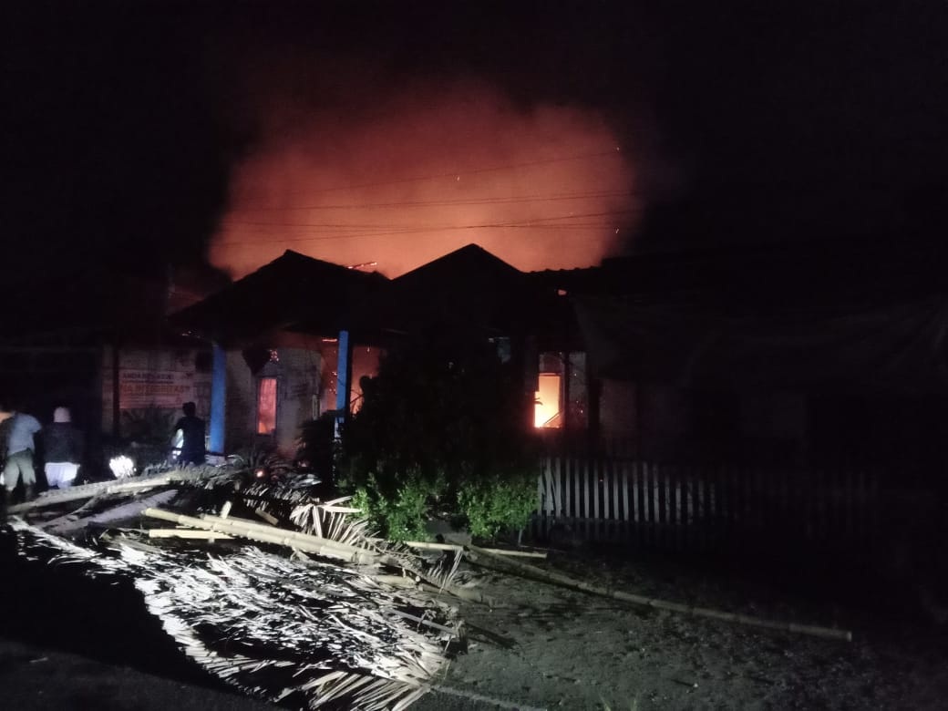 TERBAKAR : Kondisi kantor Desa Ginunggung, Tolitoli terbakar.(FOTO: ISTIMEWA/RADAR PALU).