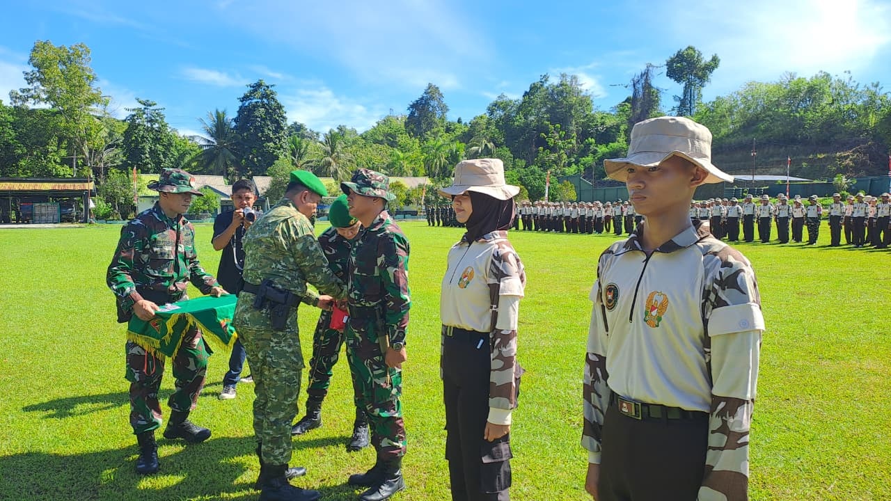 DIBUKA : Danrem 132 Tadulako, Brigjen TNI Deni Gunawan memasang tanda peserta KKRI, Sabtu (6/12/2025).(FOTO: ISTIMEWA/RADAR PALU).
