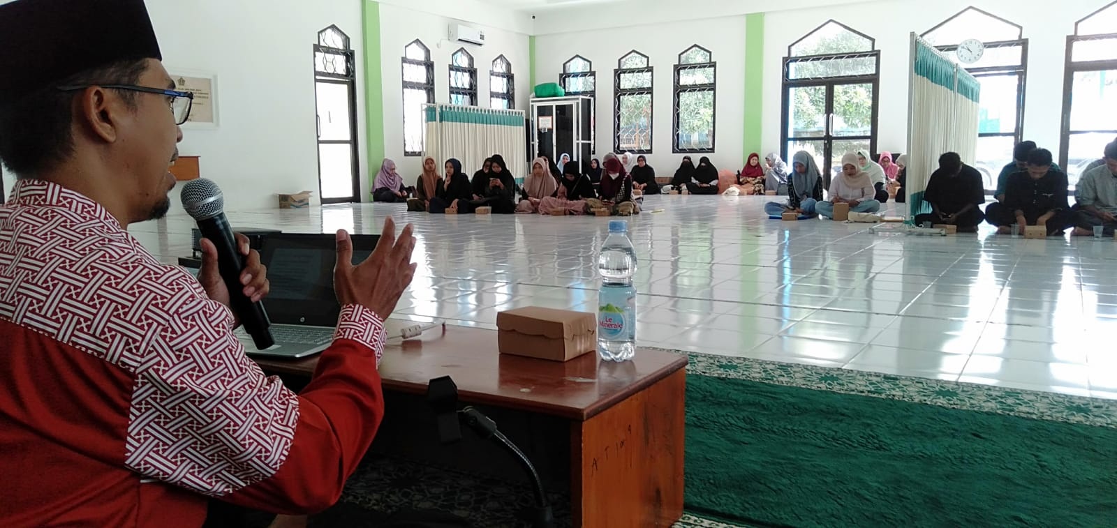 TAUSIAH: Tampak Ketua DPW PKS Sulteng, Muhammad Wahyuddin, sedang memberikan tausiahnya di LP2AIK, Unismuh Palu, Sabtu (6/12/2025).(FOTO: HUMAS DPW PKS SULTENG/RADAR PALU).
