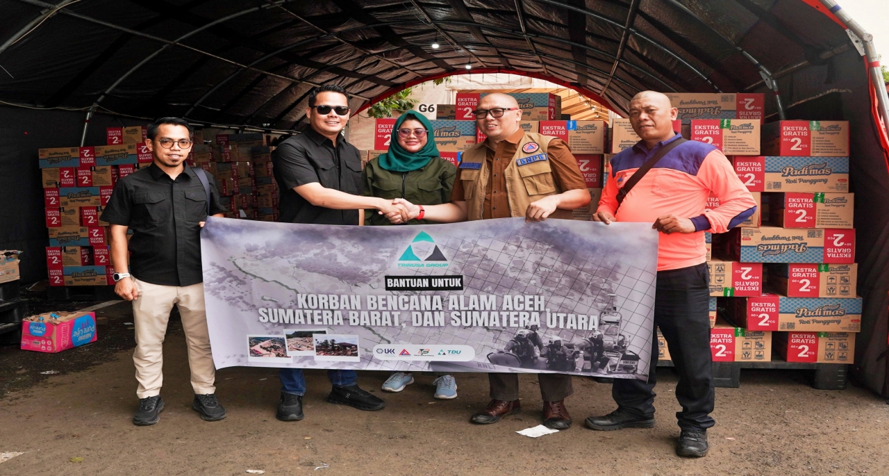 PENYERAHAN - Direktur Trinusa Group Ilham Erlangga secara simbolis menyerahkan bantuan kemanusiaan untuk masyarakat terdampak bencana alam melalui Badan Nasional Penanggulangan Bencana (BNPB)