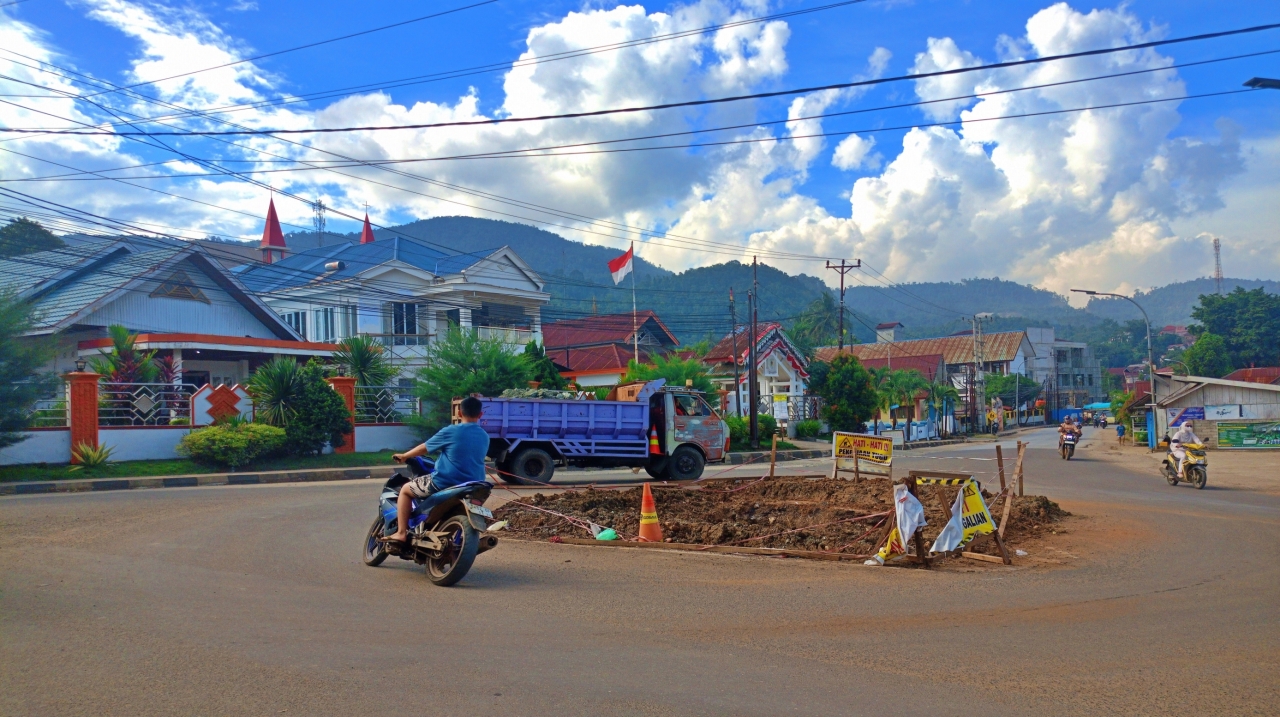 BEKAS TUGU - Di lokasi ini sebelumya berdiri Tugu penanda titik nol Kota Kolonodale, Morowali Utara. Alih-alih dibangun baru, hingga Jumat (5/12/2025), belum terlihat tanda-tanda lanjutan pembangunan.