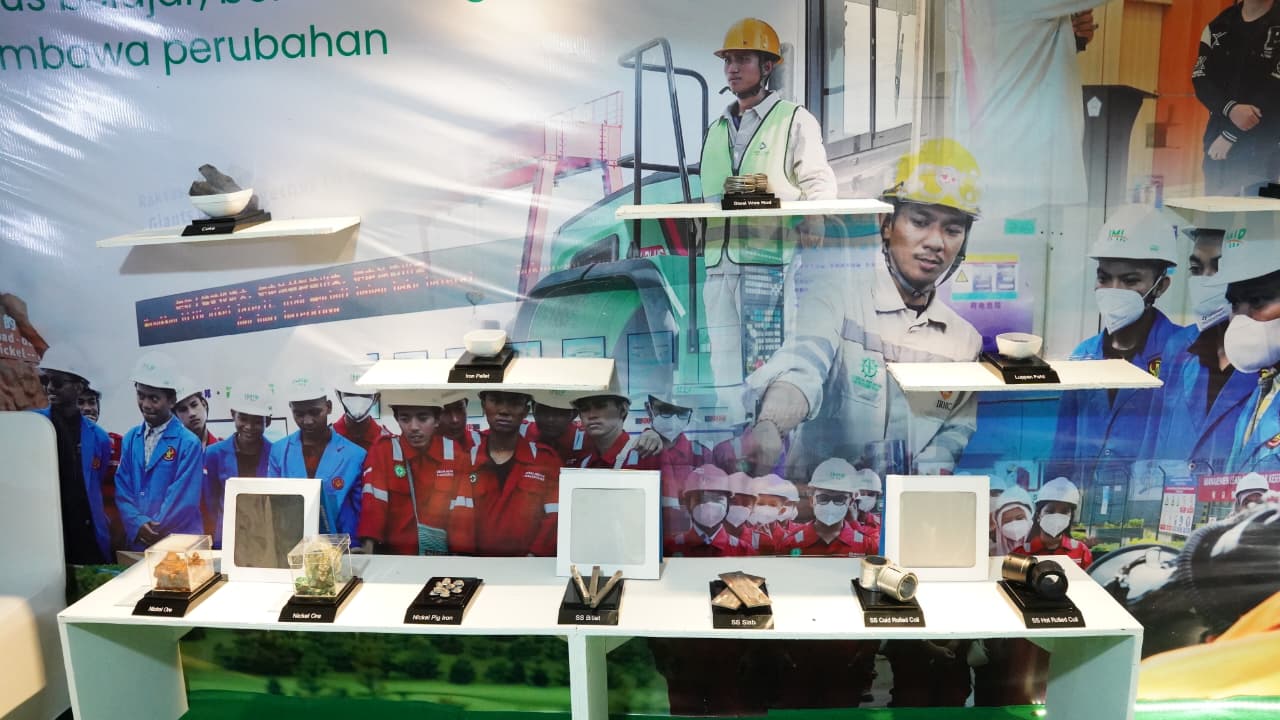 Perwakilan PT IMIP menampilkan berbagai produk industri hilir dalam pameran pembangunan HUT Morowali ke-26 di Alun-Alun Rumah Jabatan Bupati.