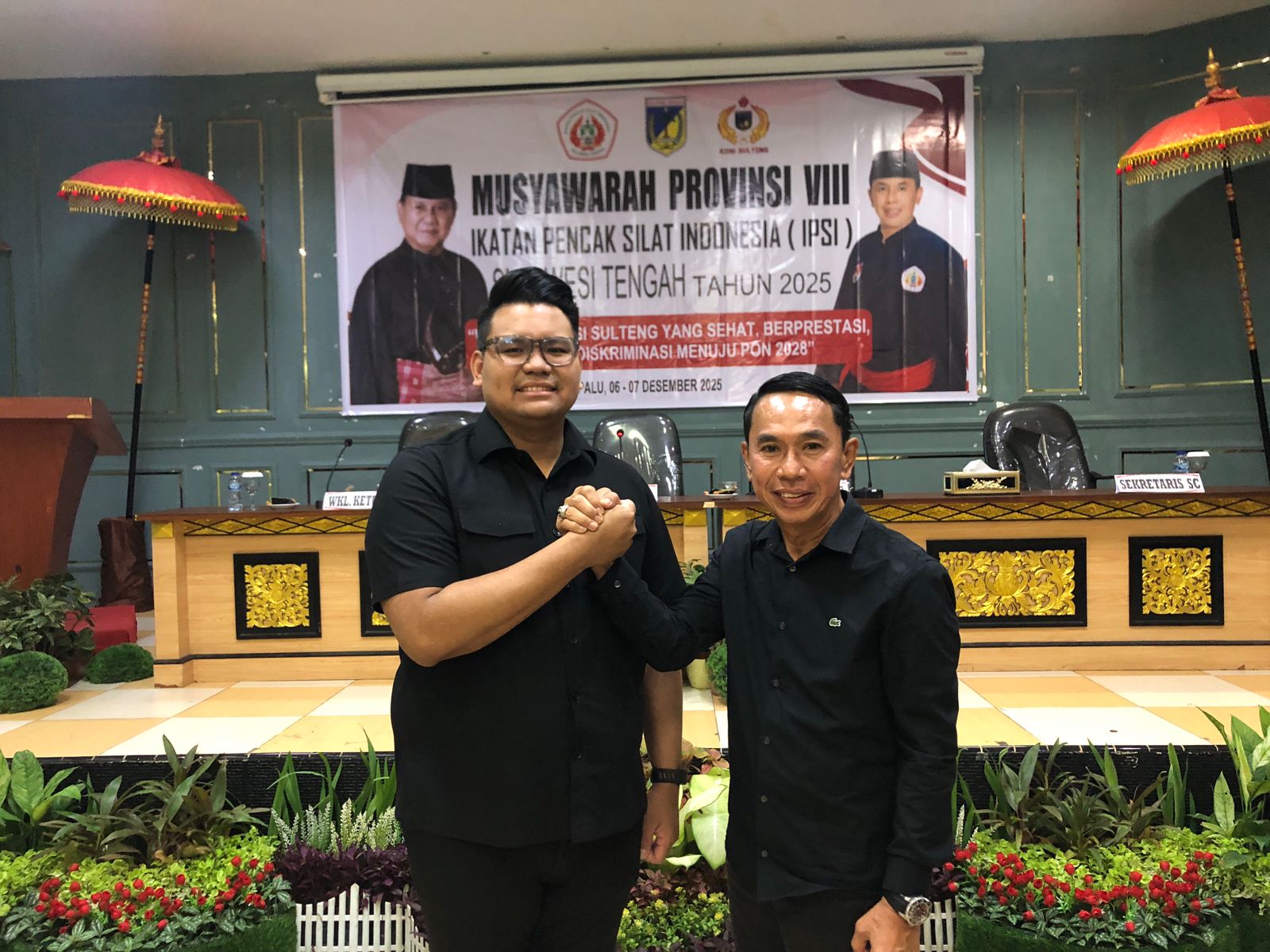 ESTAFET: Kepemimpinan IPSI Sulteng bergeser, dari Muh. Irwan Lapatta (kanan) kepada Abcandra Muhammad Akbar Supratman.(FOTO: ANGEL SUMBARA/RADAR PALU).