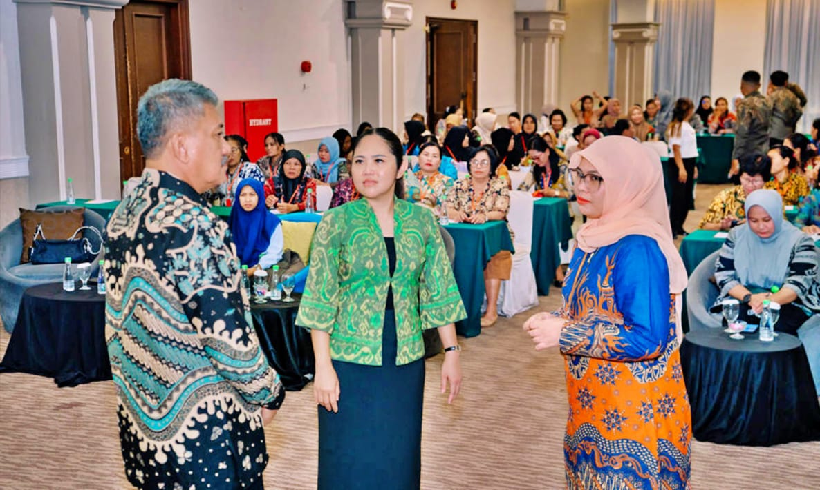BERSAMA: Kadis PMD Morut Andi Parenrengi, berbincang bersama Ketua TP PKK Morut sekaligus anggota DPD RI Febriyanthi Hongkiriwang, Sabtu (6/12/2025).(FOTO: ISTIMEWA/RADAR PALU).