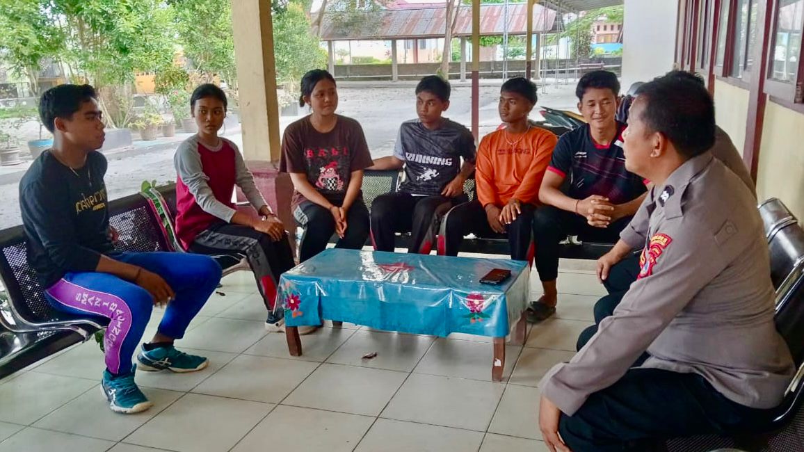 KOLABORASI: Personel Satgas Binmas mendatangi para siswa SMA Negeri 1 Balinggi, Kecamatan Sausu, Kabupaten Parimo.(FOTO: ISTIMEWA/RADAR PALU).