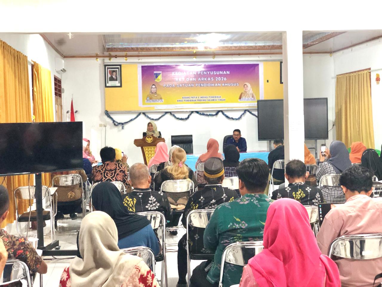DIBUKA: Kabid PK-PLK dan Inovasi Pendidikan Sulteng, Nurseha, membuka RKT dan ARKAS.(FOTO: ANGEL SUMBARA/RADAR PALU).