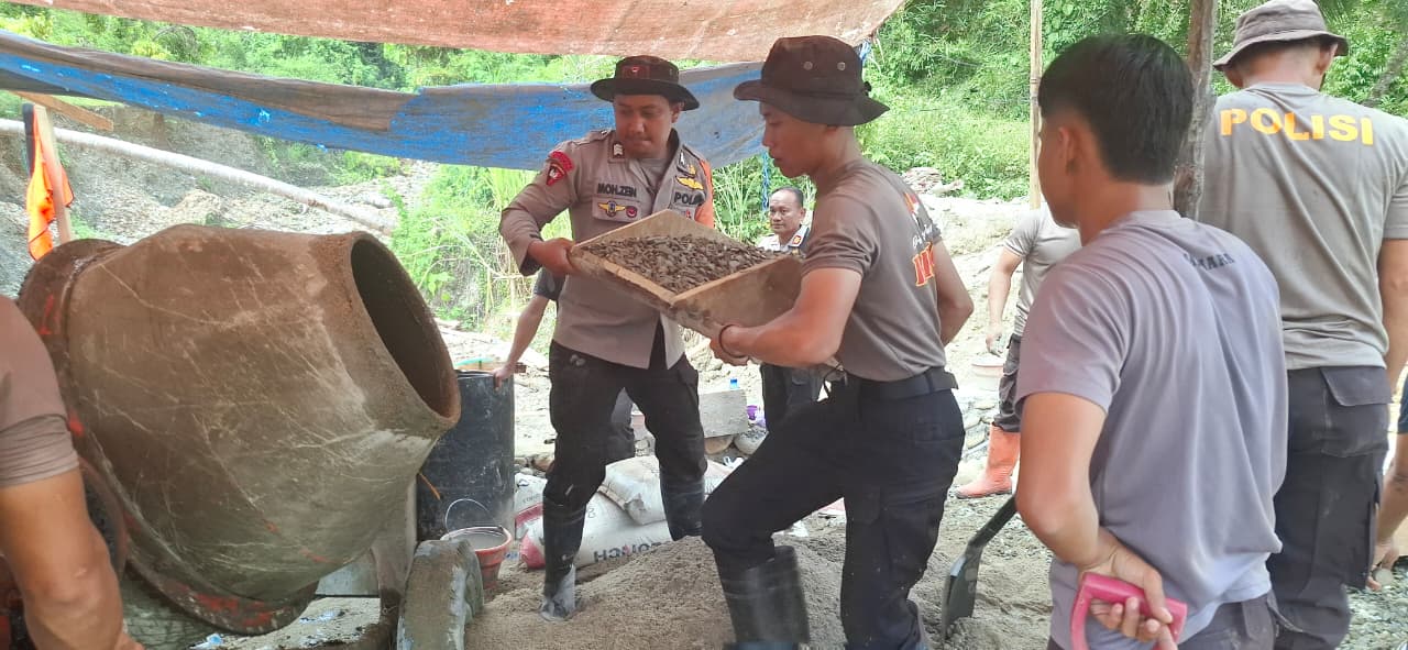 BANGUN JEMBATAN: Kolaborasi Polsek Basidondo, Kompi 4 Batalion A Pelopor Brimob Polda Sulteng dengan Sabhara Polres Tolitoli, membangun jembatan, Sabtu (06/12/2025). (FOTO: AHMAD HAMDANI/RADAR PALU).