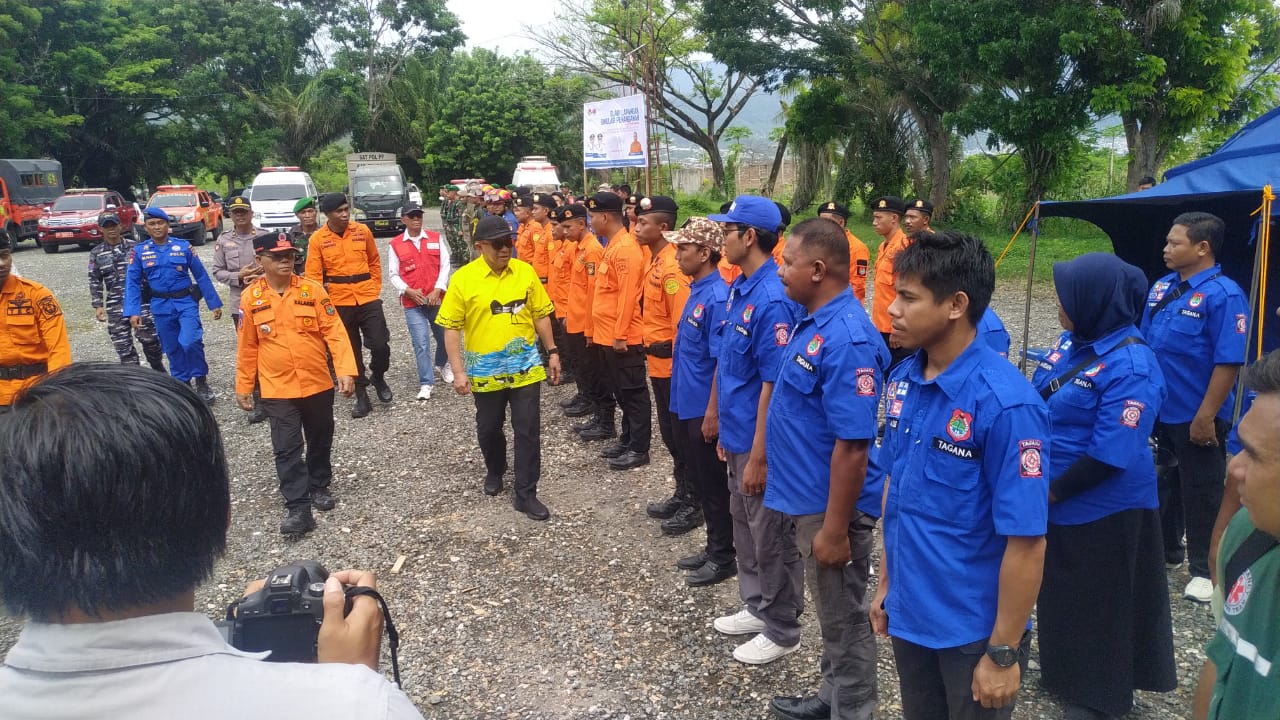 GELADI: Wabup Banggai H. Furqanuddin Masulili, memeriksa kesiapan gelada simulai kebencanaan.(FOTO: NENDRA PRASETYA/RADAR PALU).