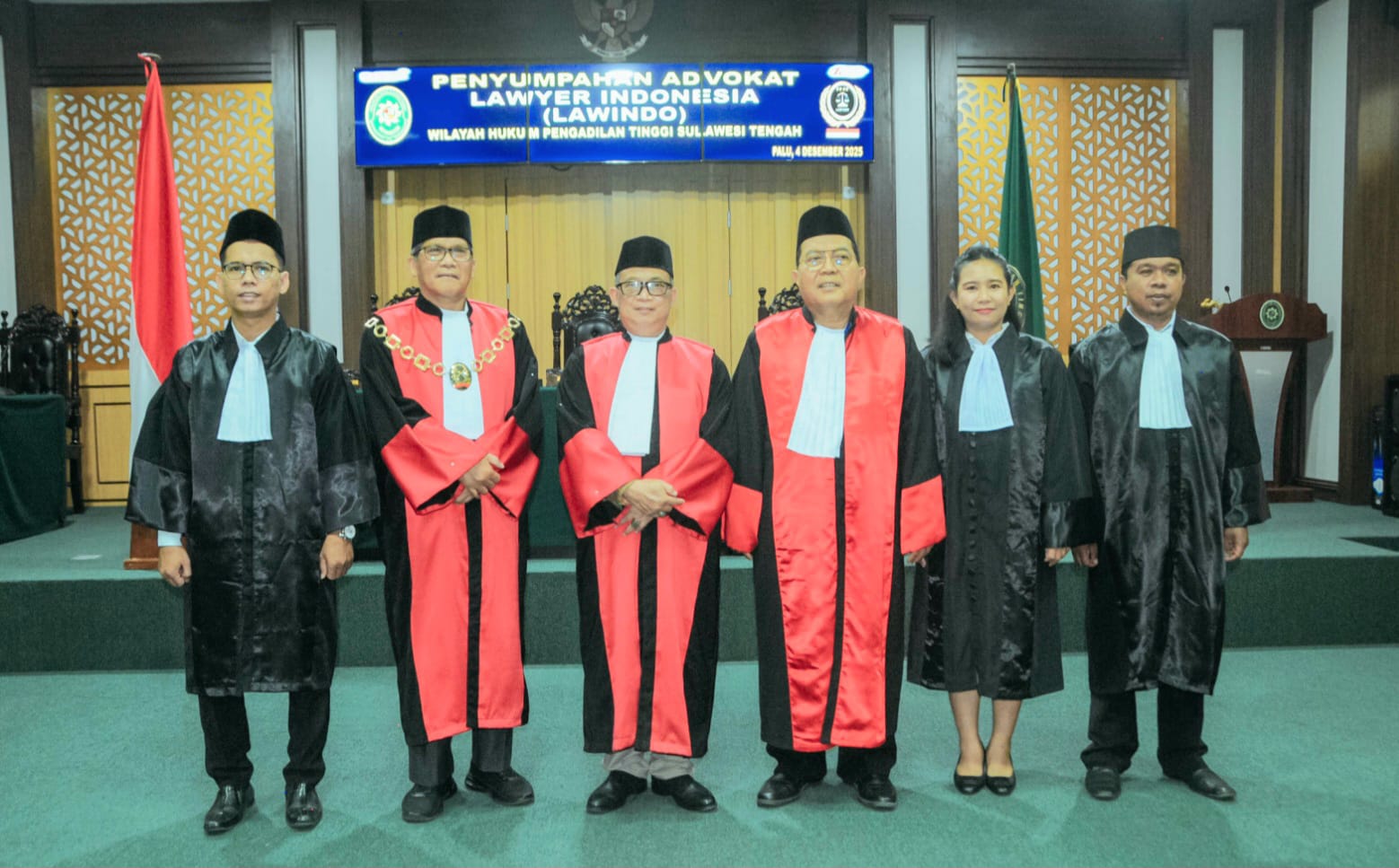 Wakil Ketua PT Sulteng, Soh, didampingi Hakim Tinggi foto bersama Advokat Lawindo usai pengambilan sumpah di Ruang Sidang Pengadilan Tinggi (PT) Sulawesi Tengah, Kamis, 4 Desember 2025.