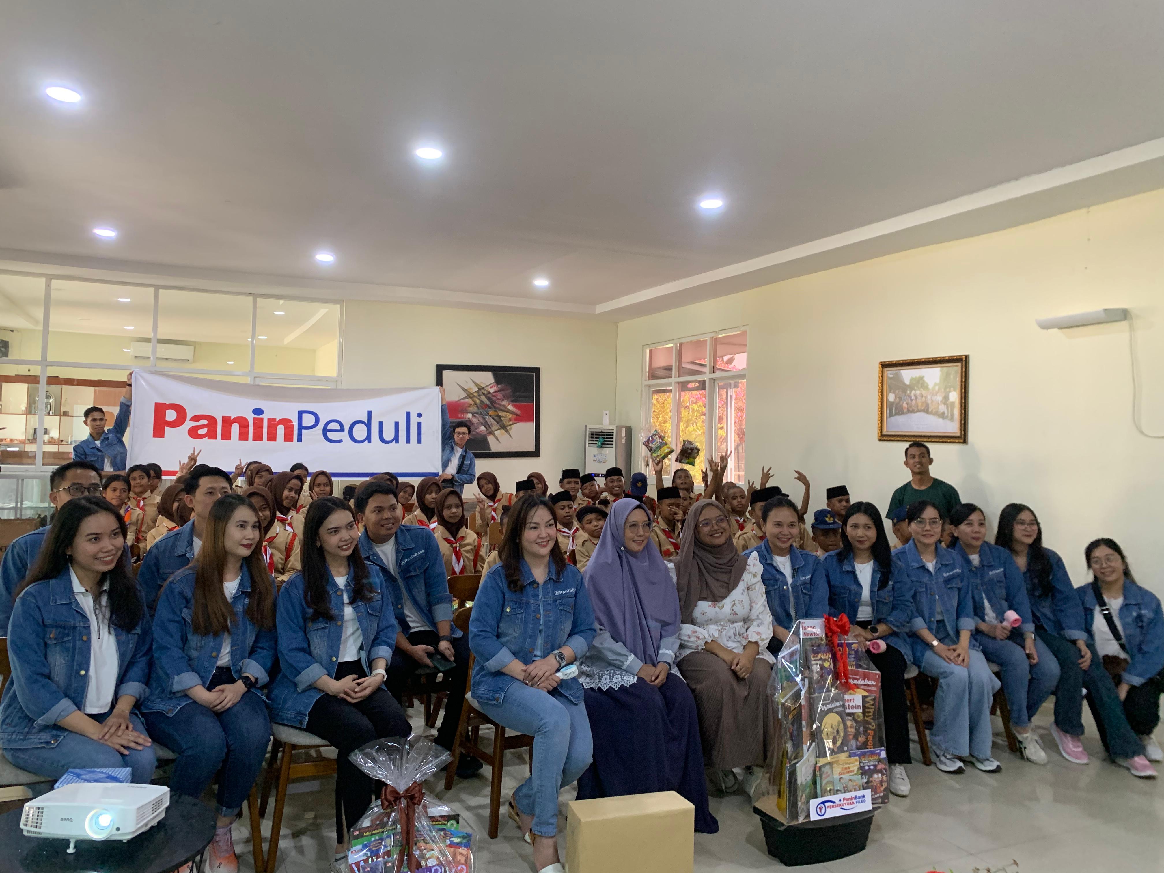 TANAMKAN LITERASI KEUANGAN : Pegawai Bank Panin berfoto bersama anak-anak sekolah rakyat pada Sabtu (6/12/2025).