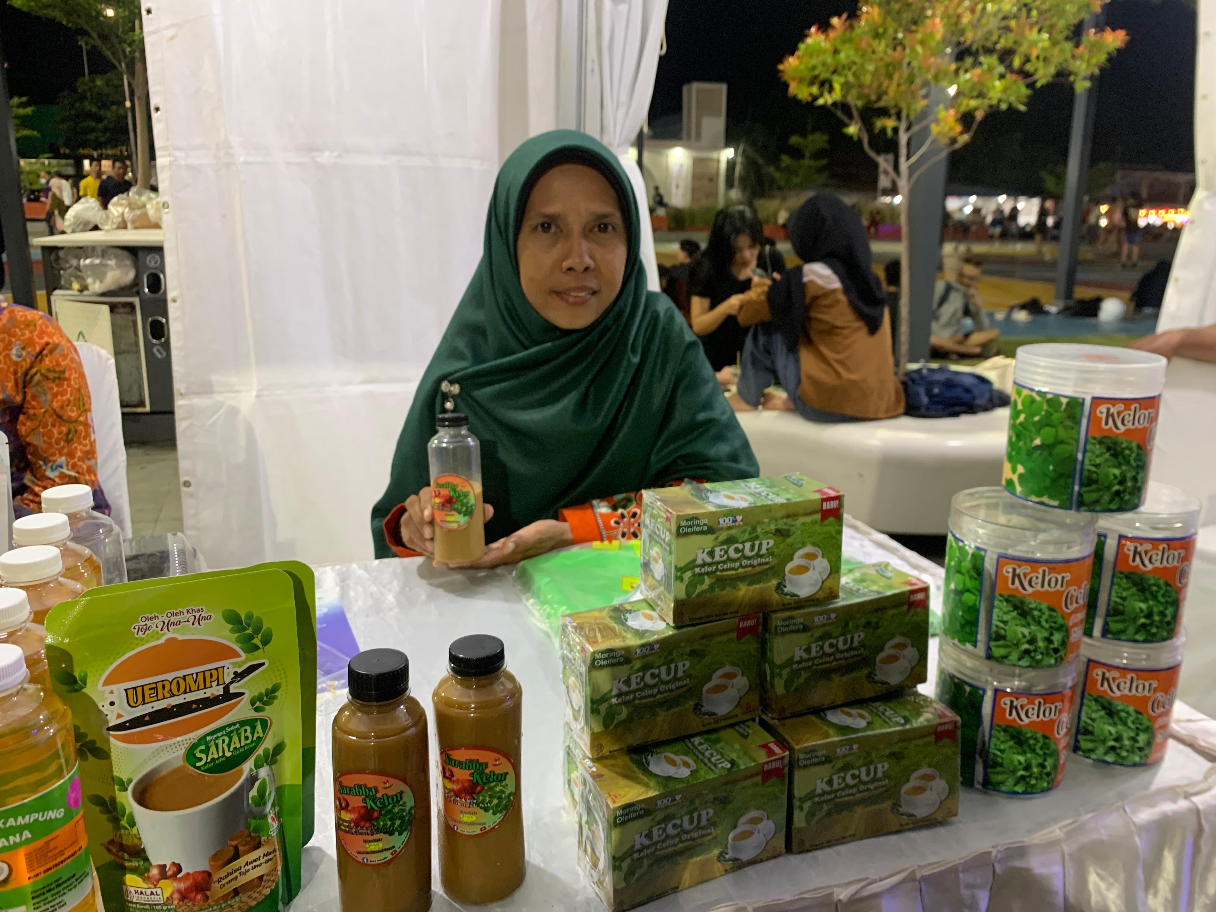 HARAP ULURAN TANGAN INVESTOR : Pemilik Usaha Jaka mandiri, Fathal Mufidah saat menjajakan produknya di acara Tava Kelo Festival. Sabtu (6/12/2025).