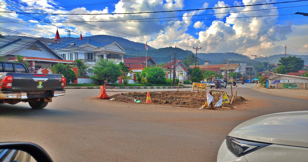 MOLOR - Hingga Minggu (7/12/2025), belum terlihat aktivitas pembangunan baru Tugu utama Kota Kolonodale, Morowali Utara, Sulawesi Tengah.