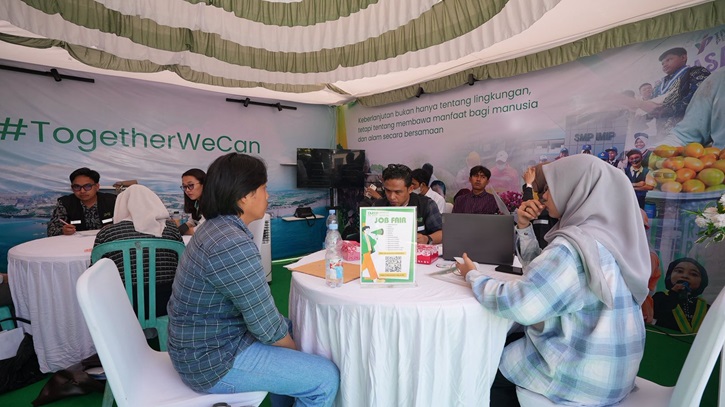 Ribuan pencari kerja memadati area job fair HUT ke-26 Morowali yang digelar di Alun-Alun Rumah Jabatan Bupati, Sabtu (6/12/2025).