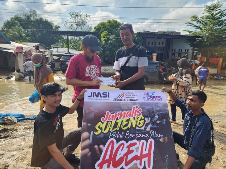 Ketua JMSI Aceh Hendro Saky menyerahkan bantuan donasi kepada wartawan korban banjir bandang, Sabtu (6/12/2025).