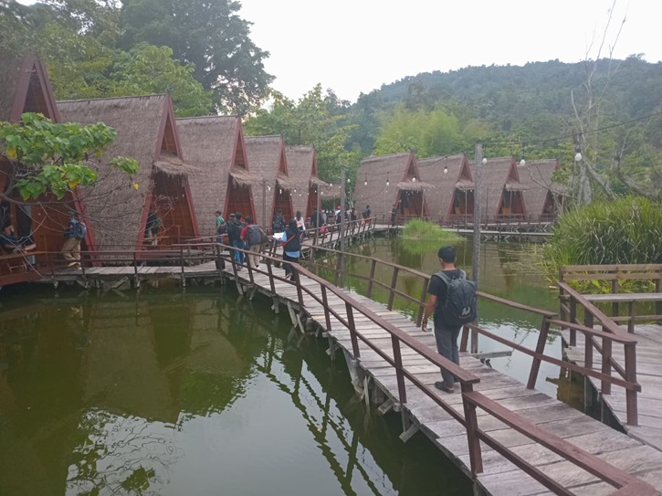 Suasana setibanya di Tarau Resort  pinggiran Dana Poso di Tentena dalam rangkaian Gathering OJK Sulteng 2025.