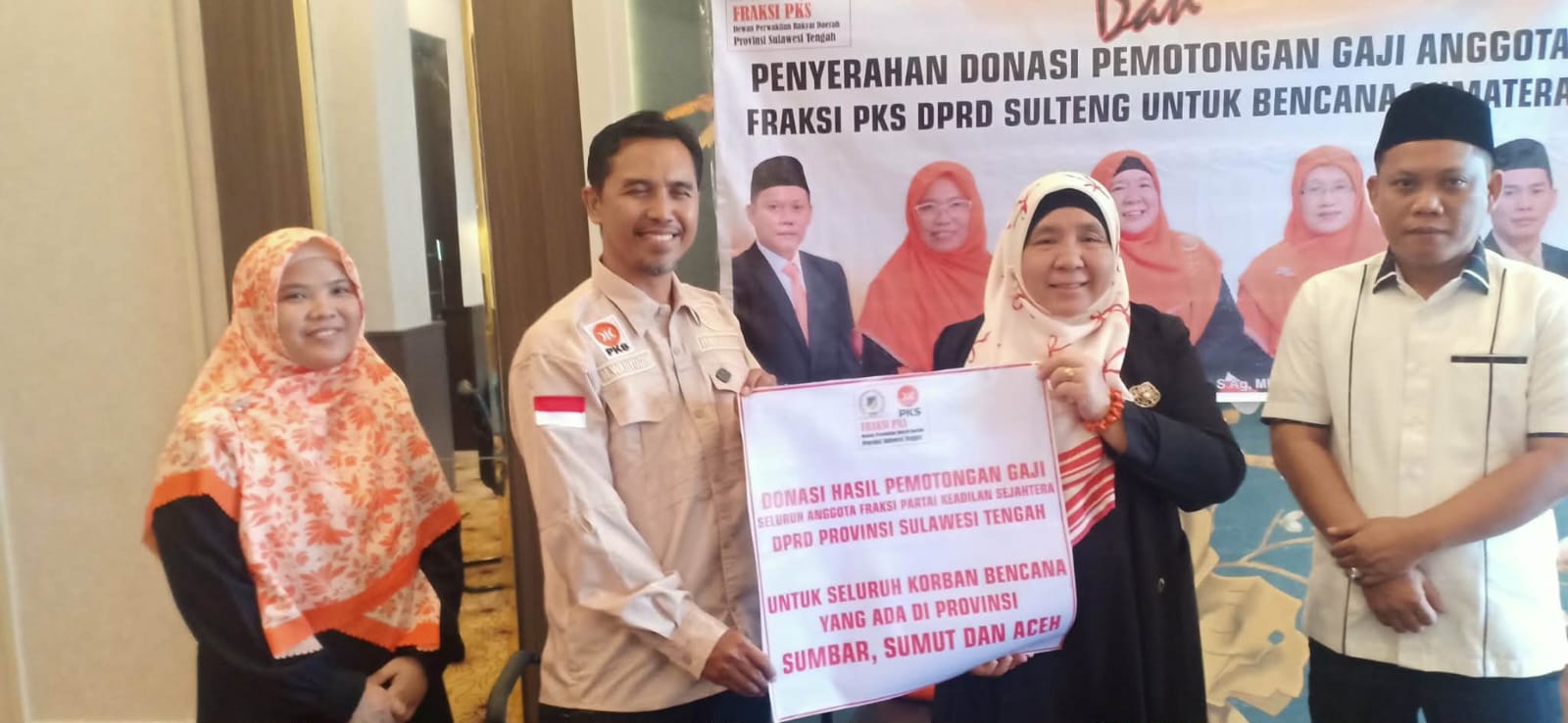 PENYERAHAN : Ketua Fraksi PKS DPRD Sulteng Hj. Wiwik Jumatul Rofi&rsquo;ah menyerahkan sumbangan pemotongan gaji untuk donasi kemanusiaan bencana Sumatera kepada Ketua DPW PKS Sulteng, ustadz Muhammad Wahyu