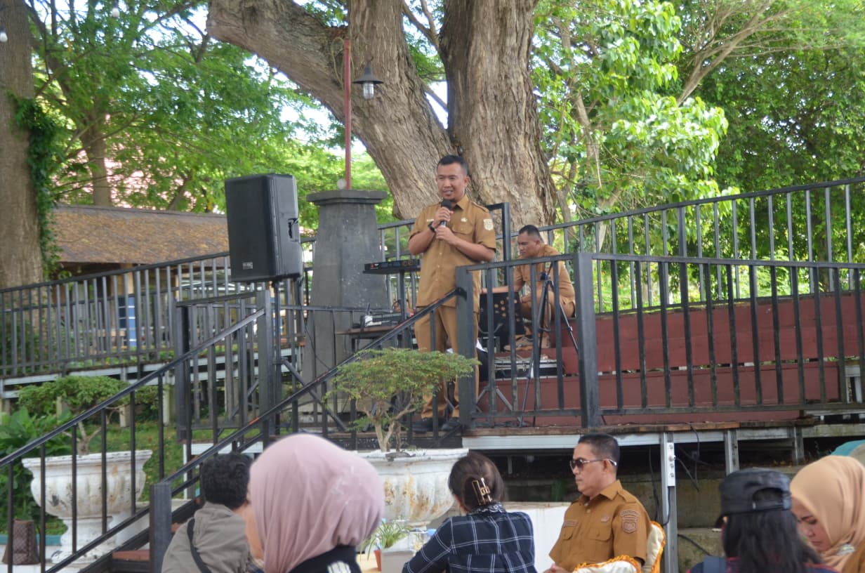 TUAN RUMAH : Asisten Bidang Perekonomian dan Pembangunan Setda Kota Palu, Rahmad Mustafa saat membacakan sambutan Wali Kota Palu di hadapan rombongan Direktorat Jenderal Kementerian Kebudayaan RI.