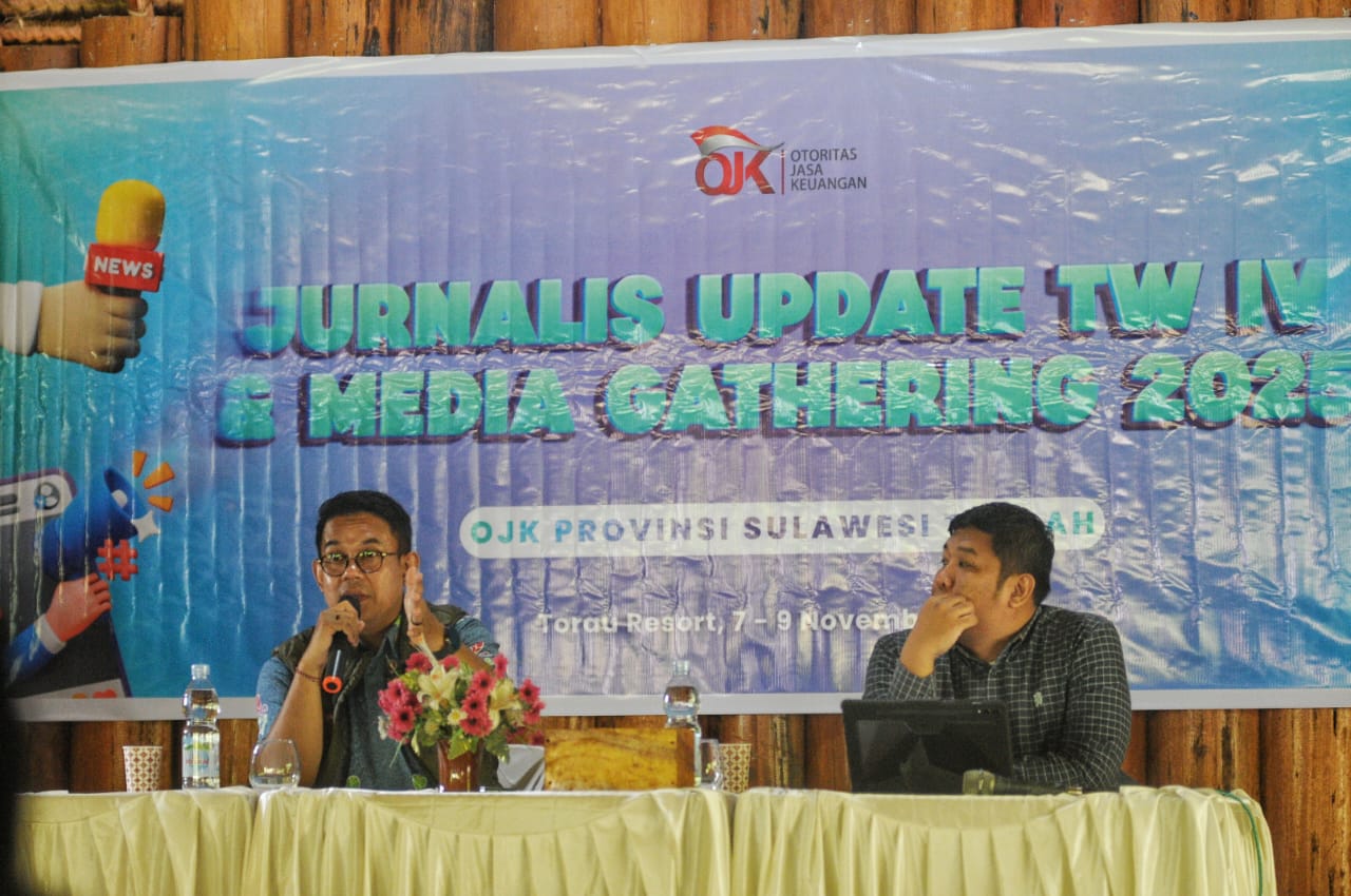 SINERGI DENGAN JURNALIS : Kepala OJK Sulteng Bonny Hardi Putra (kiri) bersama Kepala Bidang Pengawasan LJK OJK Sulteng Andri Arsasi di Pembukaan Jurnalis Update TW IV, Poso, Senin (8/12/2025).