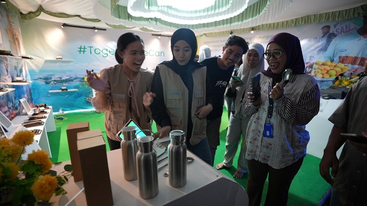 Pengunjung antusias mengikuti permainan edukatif di booth PT IMIP pada Pameran HUT Morowali ke-26 dan Job Fair 2025.