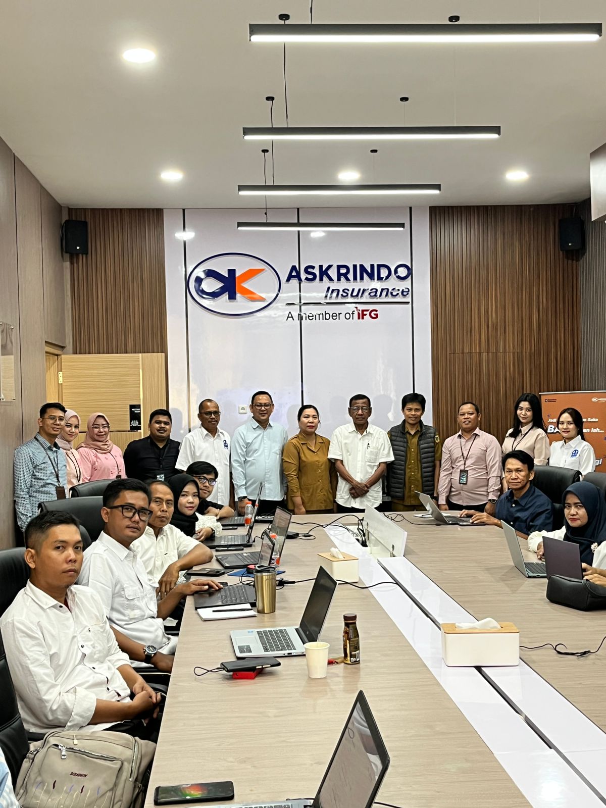 Para kontraktor di Kota Palu mengikuti pelatihan penggunaan e-Katalog Versi 6 di Aula Askrindo Sulteng, Senin (8/12).