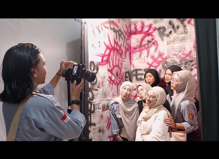 FOTO DULU: Para penguirus Kinesik berfoto memanfaatkan photobooth yang tersedia.