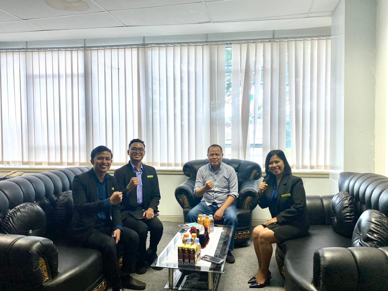 Tim manajemen Hotel KHAS Palu saat berkunjung ke kantor Radar Palu Jawa Pos Grup untuk menyampaikan undangan Business Lunch perayaan HUT pertama hotel, Senin (8/12/2025).