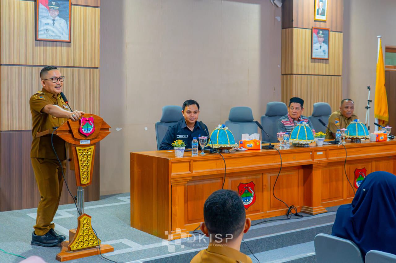 STUNTING : Bupati Banggai, Amirudin Tamoreka, sedang memberikan arahannya.(FOTO: NENDRA PRASETYA/RADAR PALU).