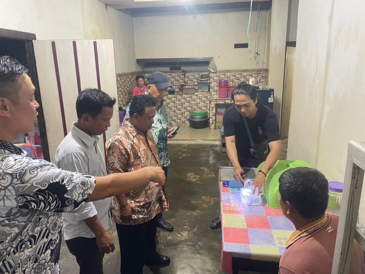 PIMPIN : Kasat Narkoba Polres Banggai, AKAP Hasanuddin Hamid, memimpin penangkapan pelaku narkoba di Balantak Selatan.(FOTO: NENDRA PRASETYA/RADAR PALU).