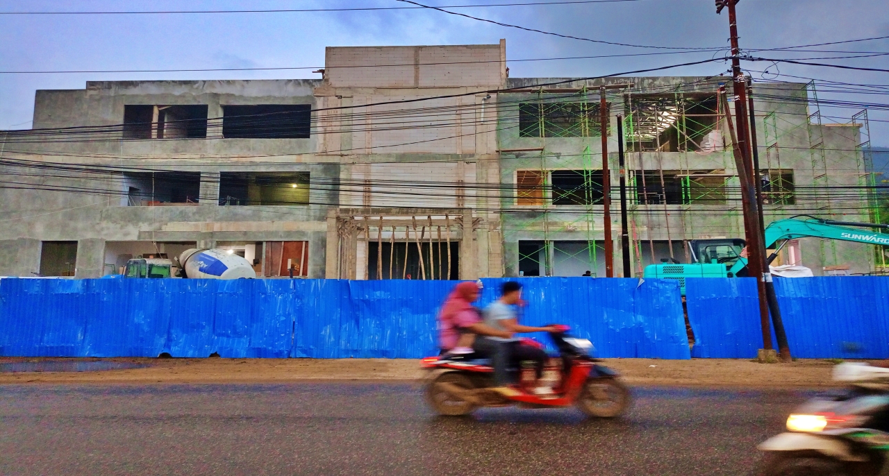 LAMBAT - Hingga memasuki pekan kedua Desember 2025, progres pembangunan gedung baru Kantor Kejaksaan Negeri Morowali Utara di Kota Kolonodale masih berjalan.