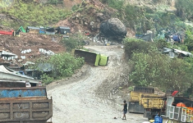 TERBALIK : Sebuah truk yang beroperasi di lokasi PETI Poboya terbalik.