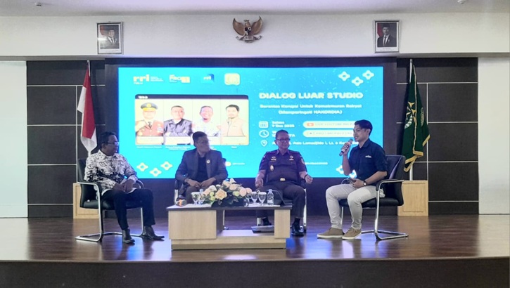 Kajati Sulteng Nuzul Rahmat menyampaikan materi pada Talk Show Jaringan Mahasiswa Anti-Korupsi di Aula Abdul Azis Lamadjido, Palu, Senin (9/12/2025).