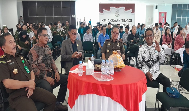 Para narasumber sebelum dimulainya acara Harkodia 2025 di Aula Abdul Azis Lamadjido, Selasa (9/12).