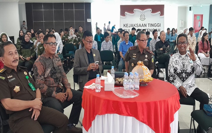 Jajaran nara sumber dalam Talk Show peringatan Hari Anti Korupsi Sedunia 2025 di Aula Abdul Azis Lamadjido.