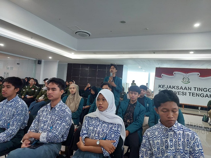 Pelajar dan mahasiswa mengikuti Talk Show Jaringan Mahasiswa Anti-Korupsi di Aula Abdul Azis Lamadjido, Palu, sebagai bagian peringatan Harkodia 2025 yang diwarnai kritik  meningkatnya kasus korupsi.