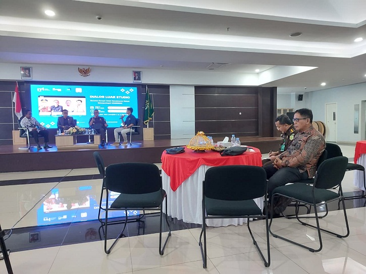Sejumlah nara sumber mengikuti Talk Show Jaringan Mahasiswa Anti-Korupsi di Aula Abdul Azis Lamadjido, Palu, sebagai bagian peringatan Harkodia 2025.