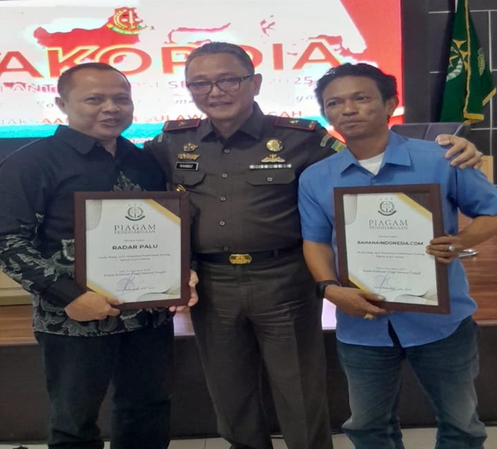 Direktur Radar Palu, Murtalib, menerima penghargaan dari&nbsp;Kejati sebagai media paling aktif menyuarakan kinerja Kejati Sulteng pada peringatan Hari Anti Korupsi Sedunia 2025.