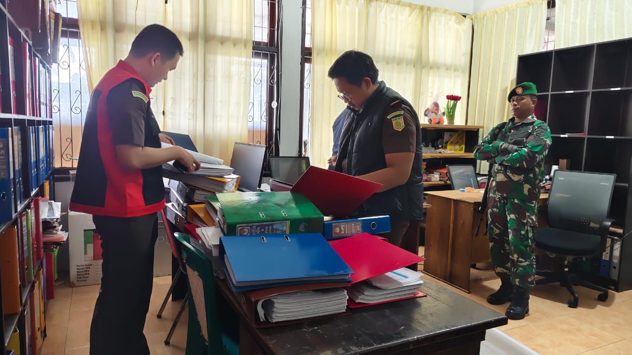 PENGGELEDAHAN: Situasi penggeledahan yang dilakukan jajaran Kejari Touna terhadap sekretariat KPU Touna, Selasa (9/12/2025).(FOTO: HERIYANTO LIMAHU/RADAR PALU).