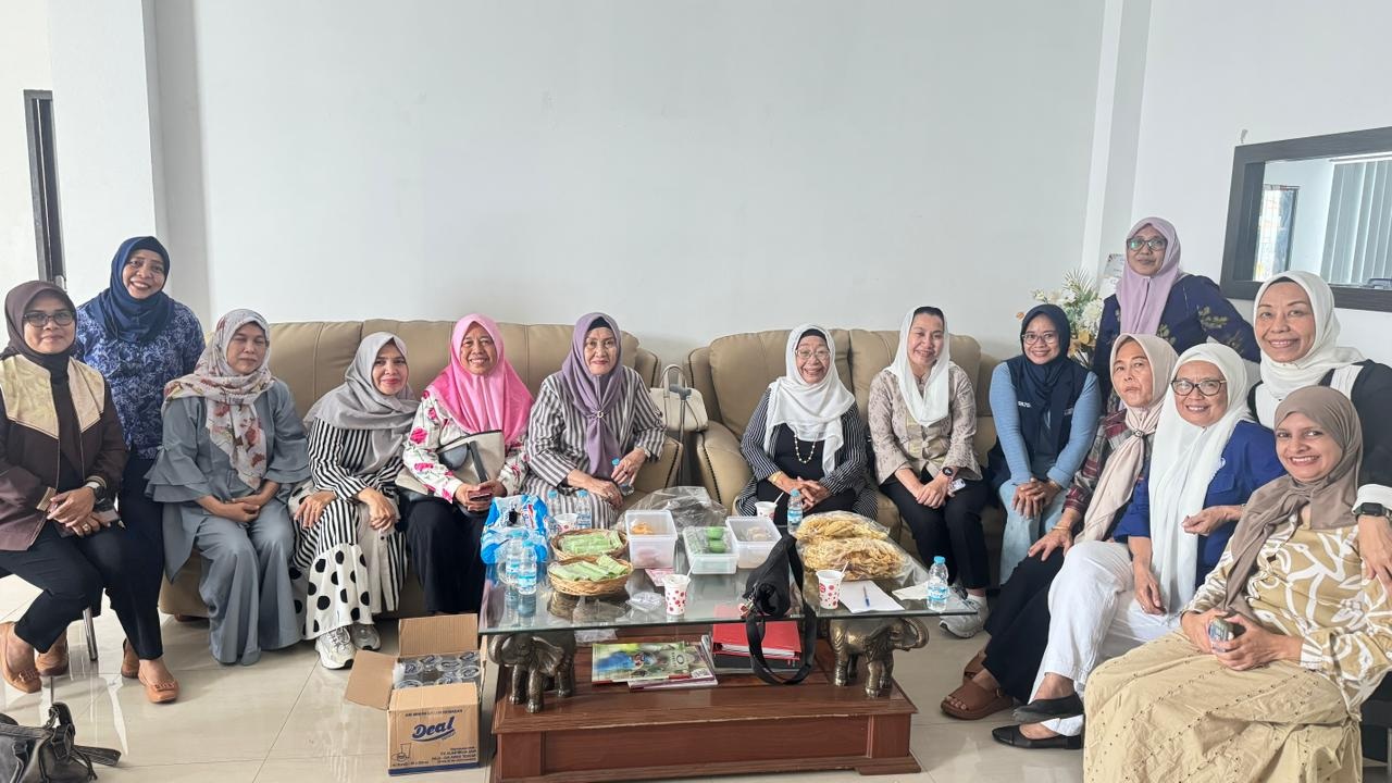 SUMBANGAN : Rapat Pengurus DPD APJI yang membahas penggalangan donasi untuk korban bencana banjir bandang di Aceh dan Sumatera Utara, dan Sumatera Barat.(FOTO: ISTIMEWA/RADAR PALU).