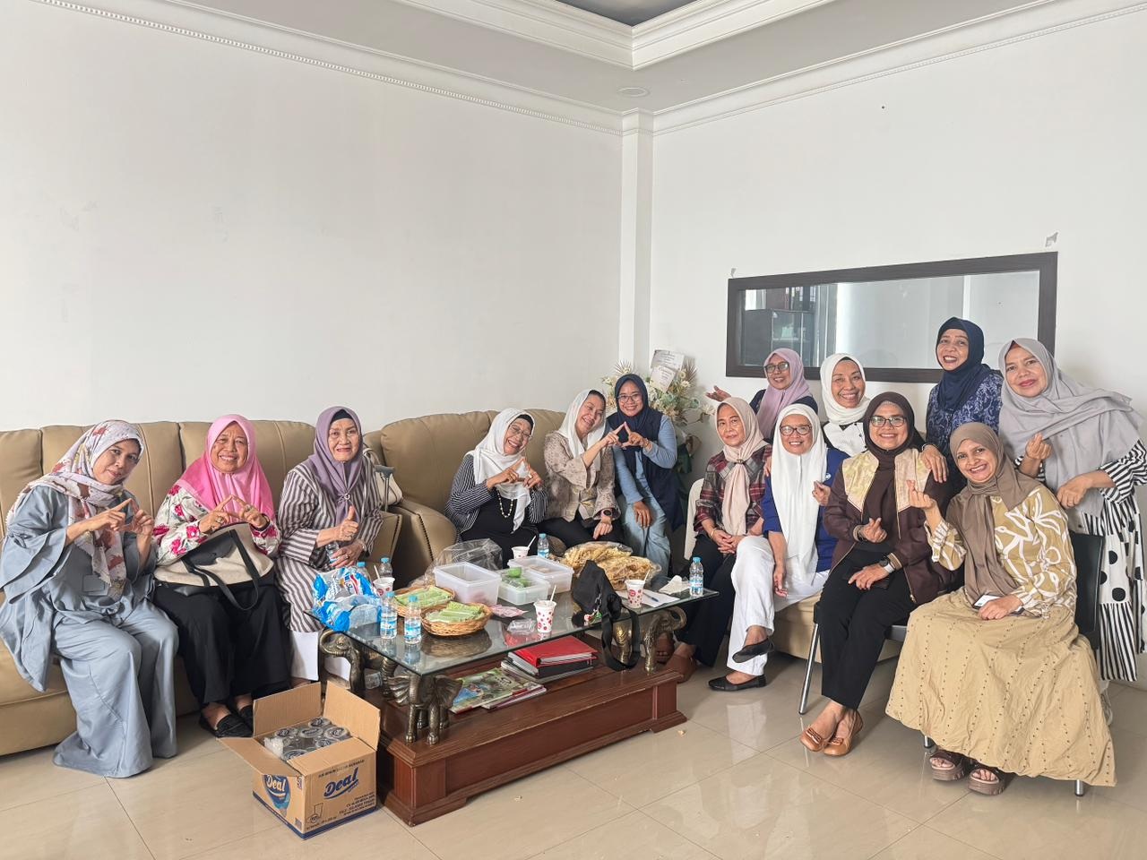 BERSAMA : Foto bersama pengurus DPD IPJI Sulawesi Tengah dalam menggalang donasi untuk kemanusiaan di Aceh, Sumatera Barat dan Sumatera Utara.(FOTO: ISTIMEWA/RADAR PALU).