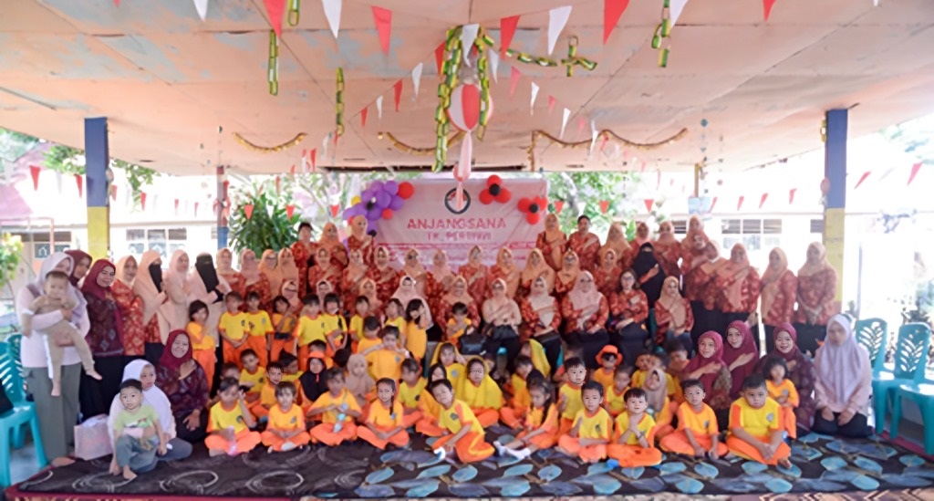 ANJANGSANA: Salah satu kegiatan Dharma Wanita BMPR Sulteng melakukan anjangsana berkaitan HUT ke 26.
