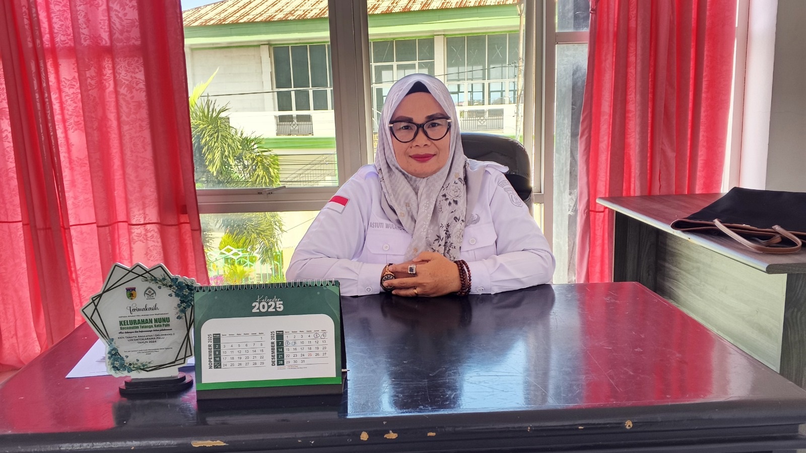 PERKUAT PROGRAM: Lurah Nunu, Astuti Wulandari  menyebutkan Kelurahan Nunu terus memperkuat program penurunan stunting dan kebersihan lingkungan. Tampak dirinya saat ditemui di ruang kerjanya pada Rabu