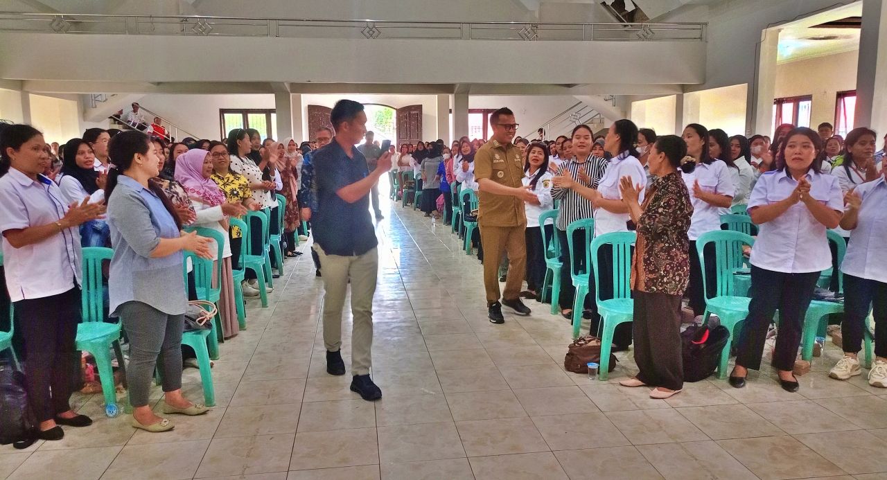 MERIAH - Bupati Morut, Delis Julkarson Hehi, disambut ratusan guru PAUD dalam kegiatan silaturahmi di Gedung Pesparawi, Beteleme, Selasa (9/12/2025).(FOTO: ILHAM NUSI/RADAR PALU).